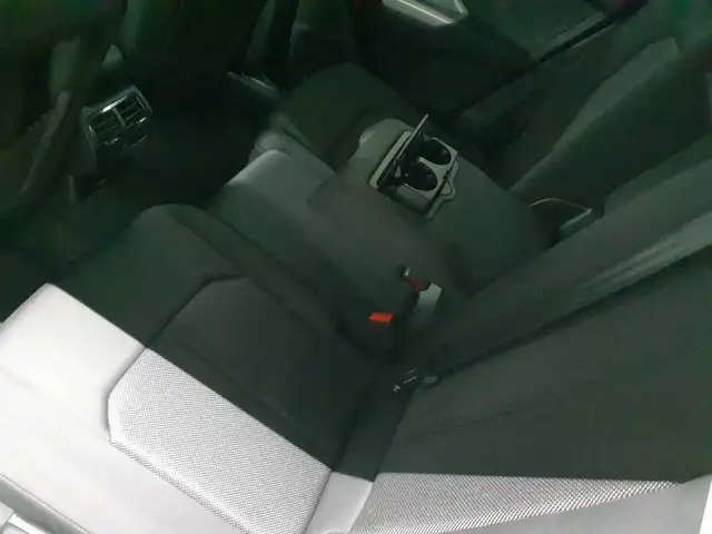 Audi Q3 view 8