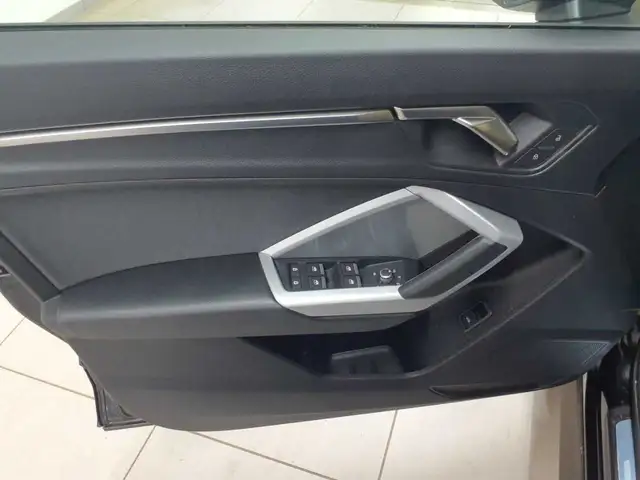 Audi Q3 view 4