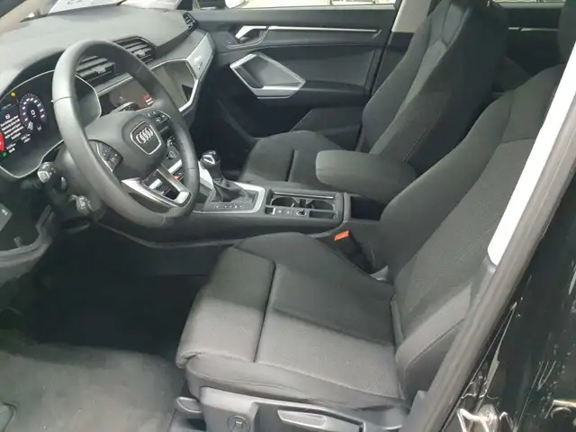Audi Q3 view 3
