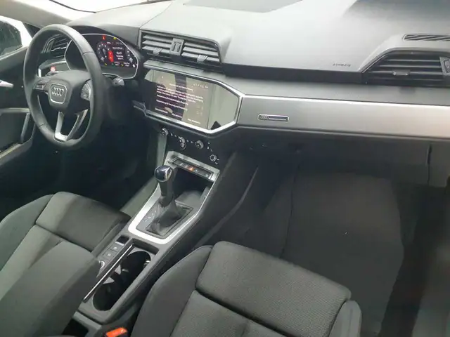 Audi Q3 view 13