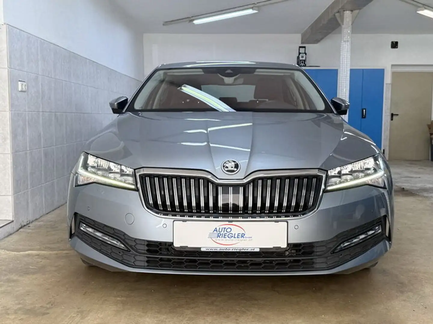 Skoda Superb Ambition DSG ''LED-Navi-Sportsitze-Kamera'' Grau - 2