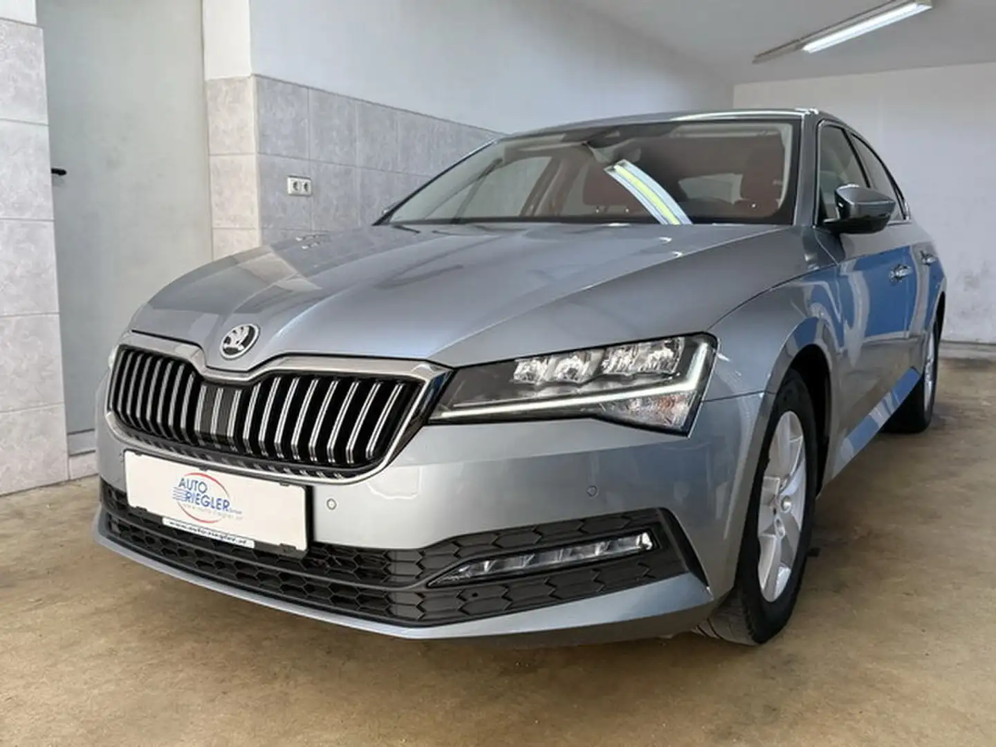Skoda Superb Ambition DSG ''LED-Navi-Sportsitze-Kamera'' Grau - 1