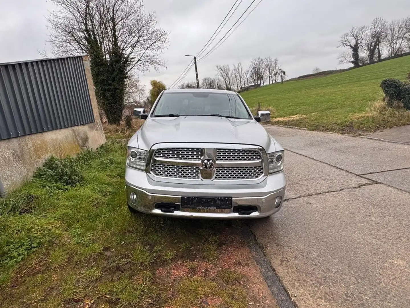 Dodge RAM Laramie Plateado - 1