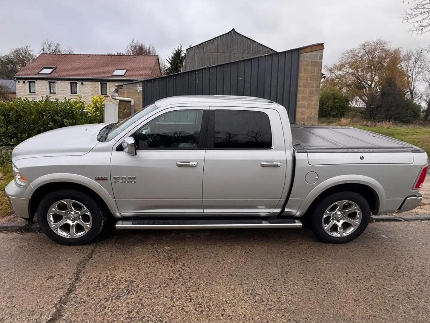 Dodge RAM Laramie Plateado - 2
