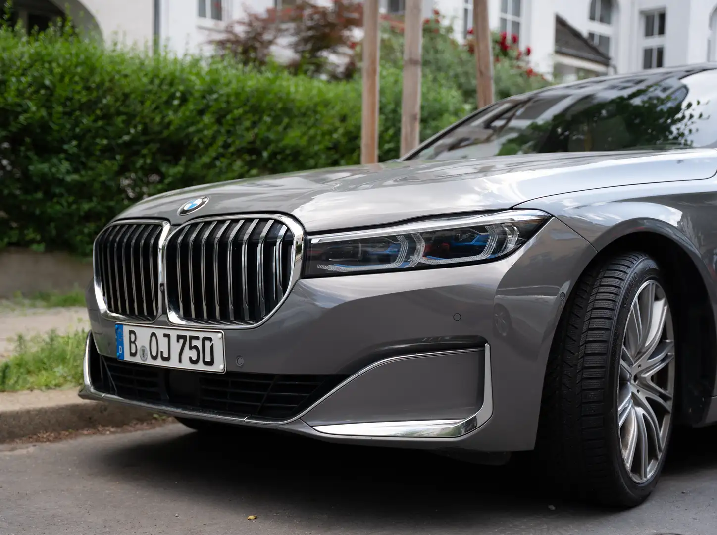 BMW 750 750d xDrive Grau - 2