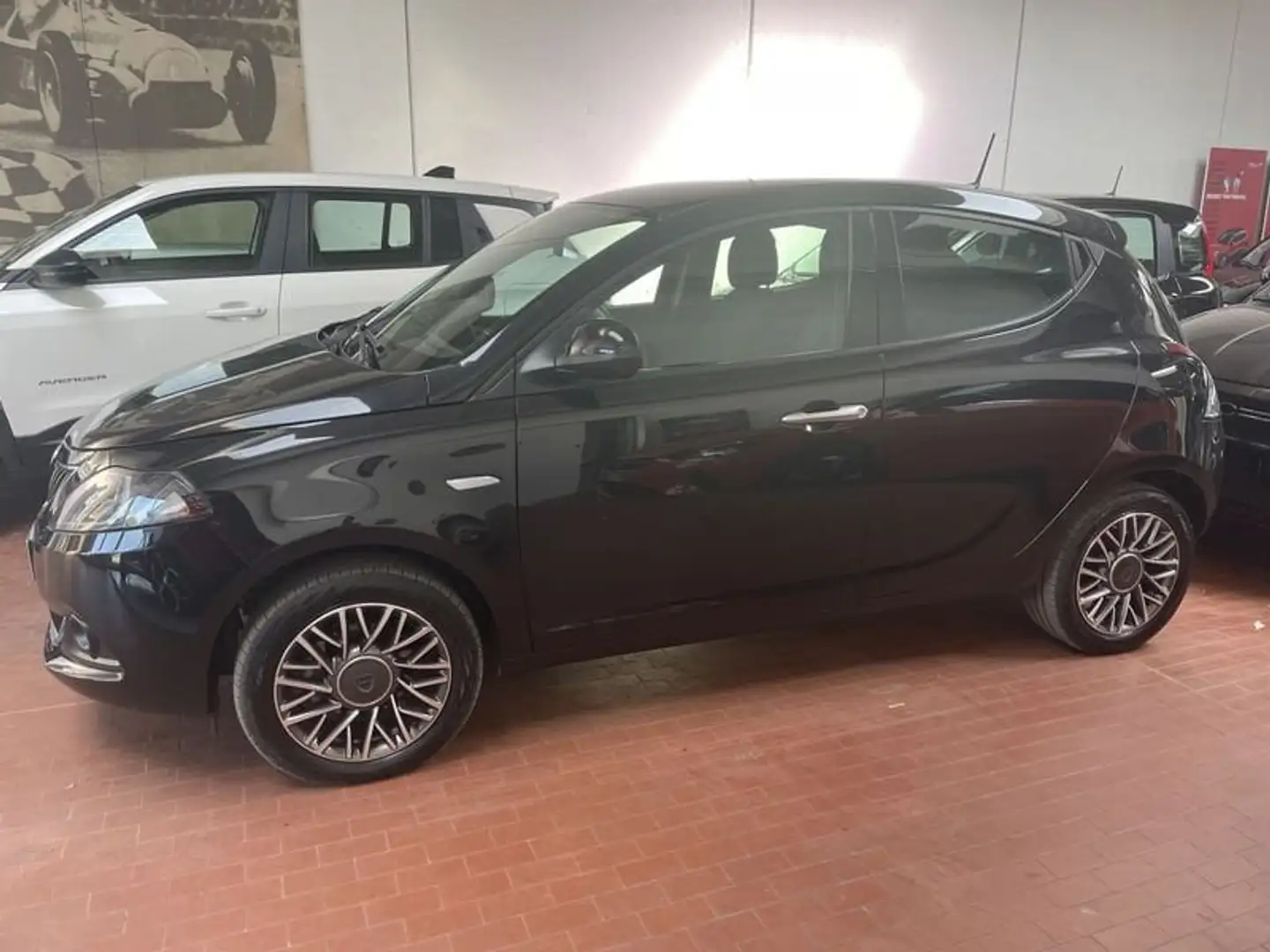 Lancia Ypsilon 1.0 FireFly 5 porte S&S Hybrid Gold Plus Nero - 2