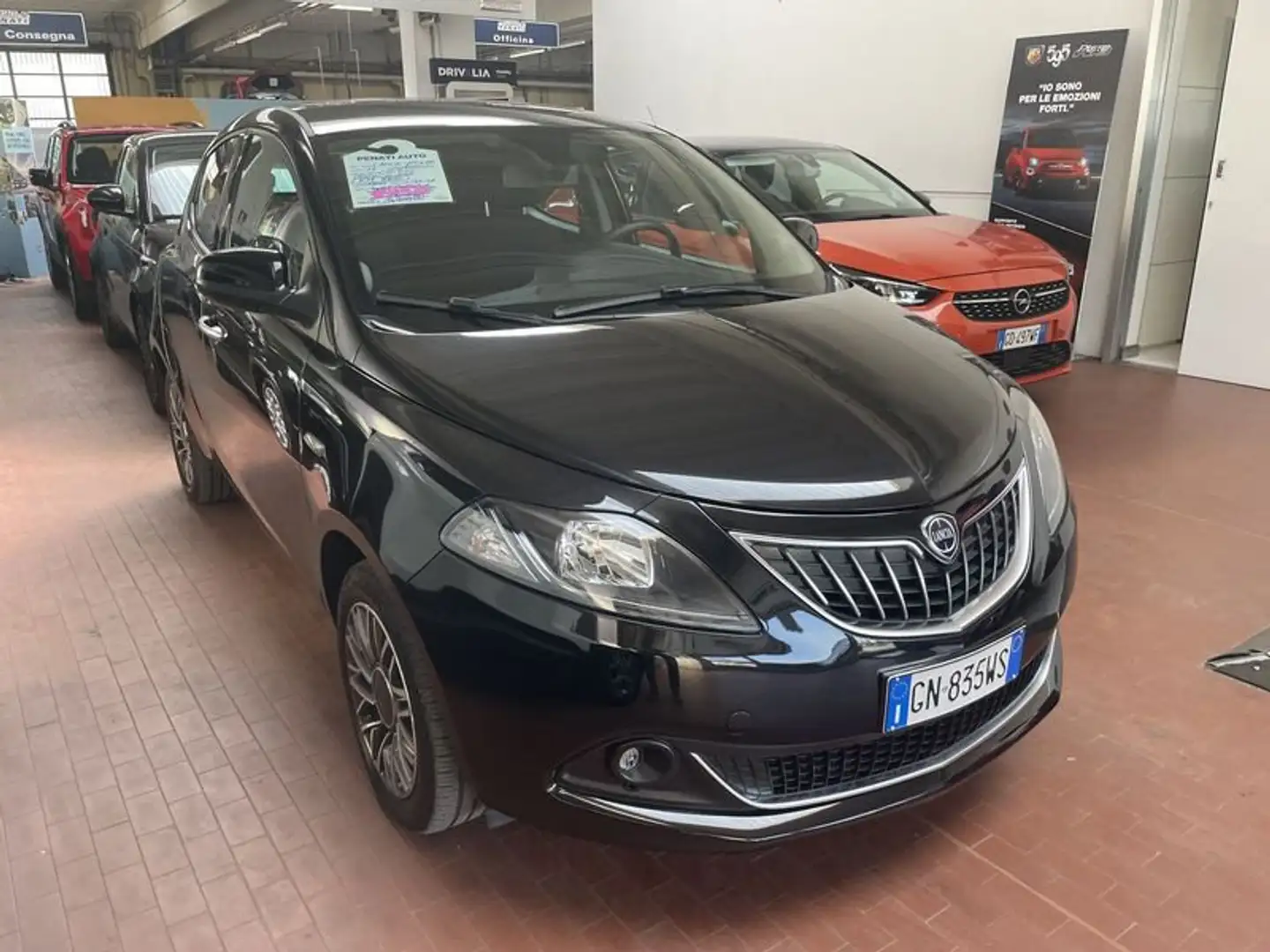 Lancia Ypsilon 1.0 FireFly 5 porte S&S Hybrid Gold Plus Nero - 1