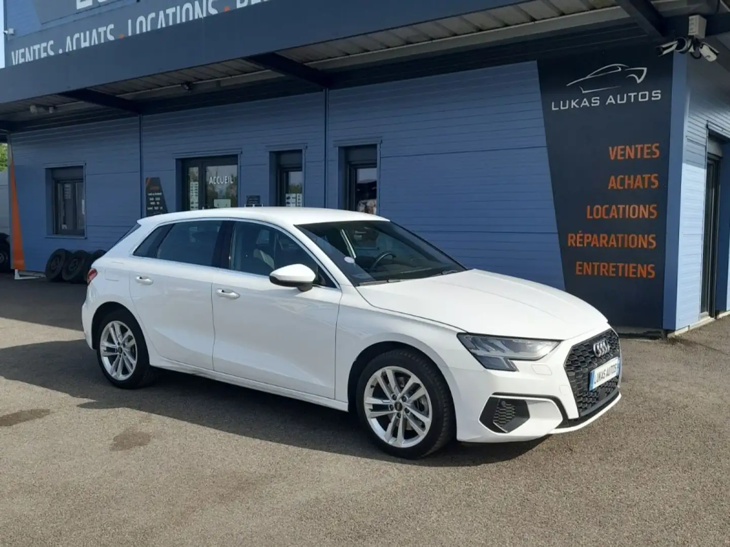 Audi A3 40 TFSIe 204 S tronic 6 Design 1ER MAIN Blanc - 1