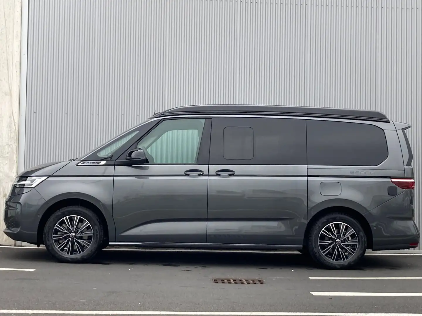Volkswagen T6 California VW T6 California Beach eHybrid 180 kW 4M Gris - 2