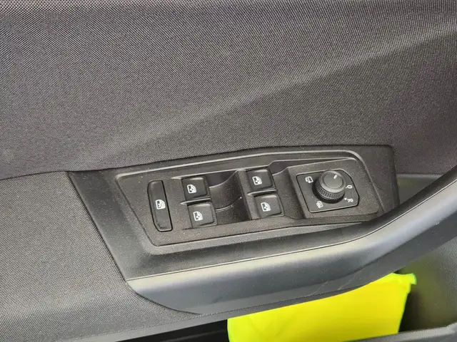 Volkswagen T-Roc view 11