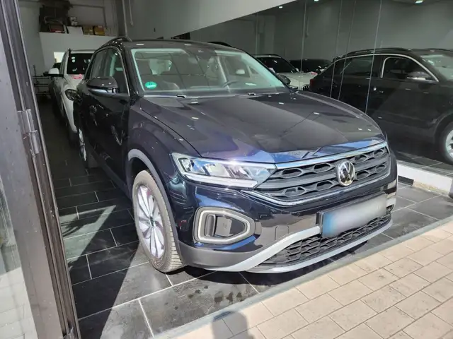 Volkswagen T-Roc view 3