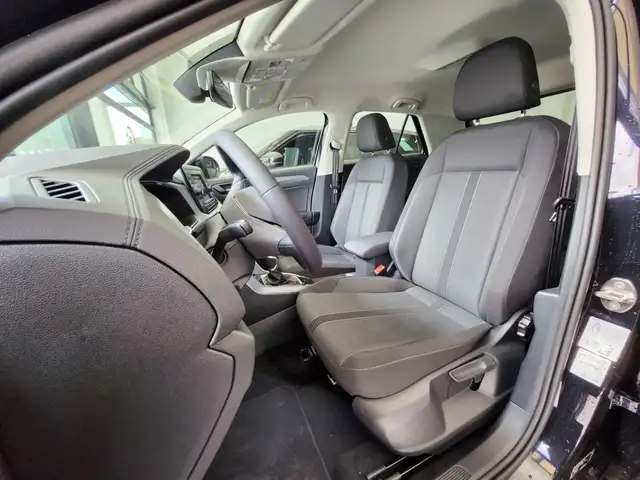 Volkswagen T-Roc view 12