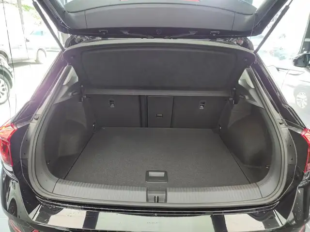 Volkswagen T-Roc view 9