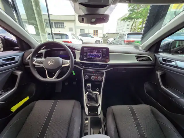Volkswagen T-Roc view 14