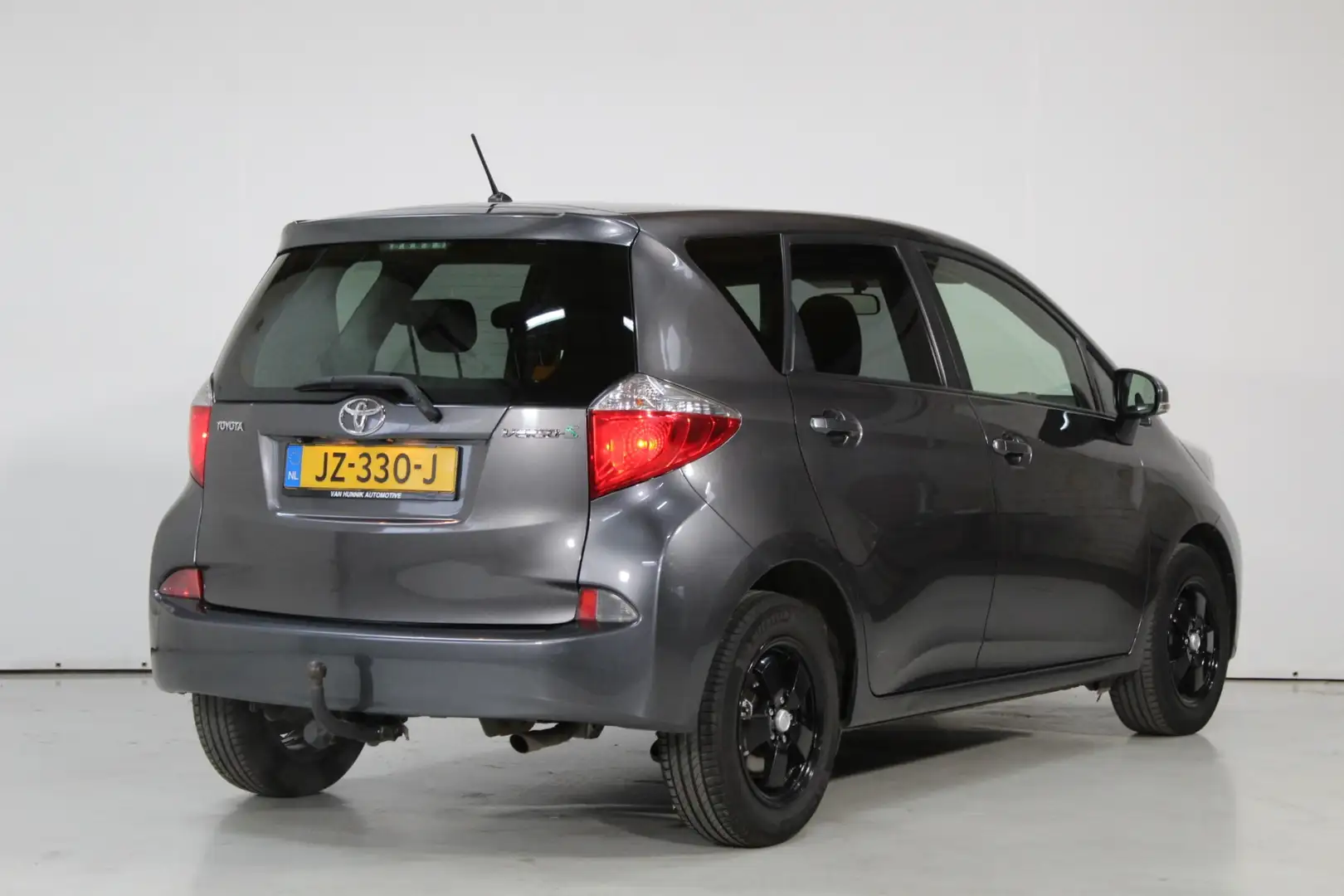 Toyota Verso-S 1.3 VVT-i Aspiration | Automaat | Camera | Trekhaa Grijs - 2