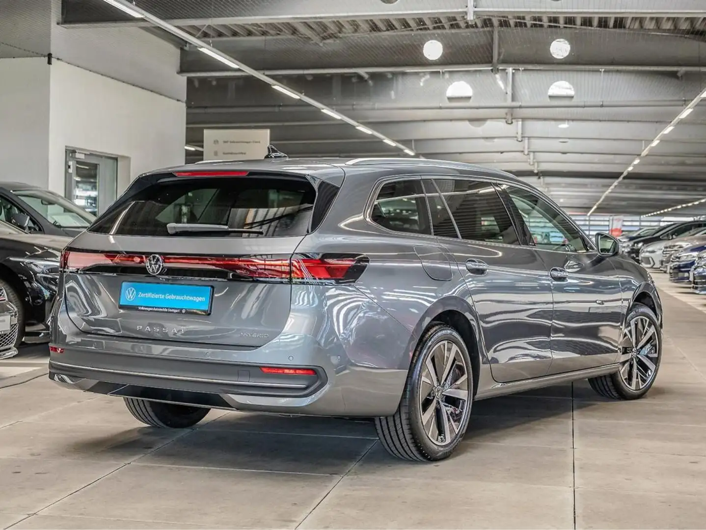 Volkswagen Passat Variant Business 1.5 TSI Hybrid DSG Navi AHK Grau - 2