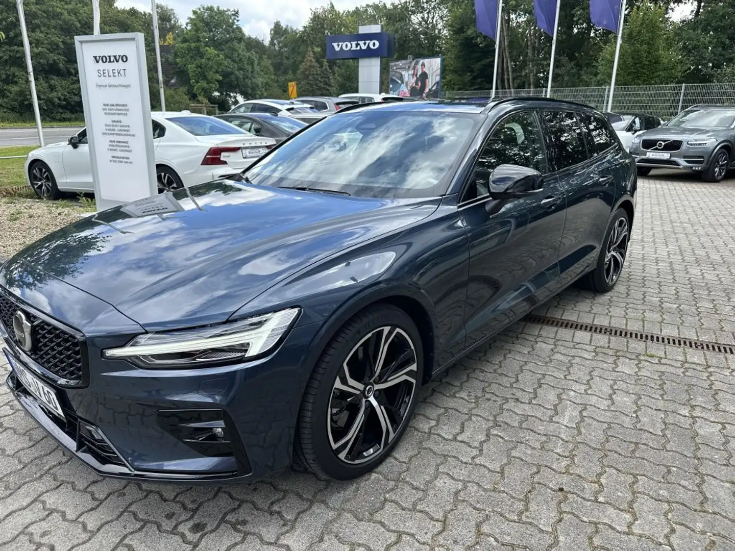 Volvo V60 B4 D Ultimate Dark Diesel Automatik Blau - 2