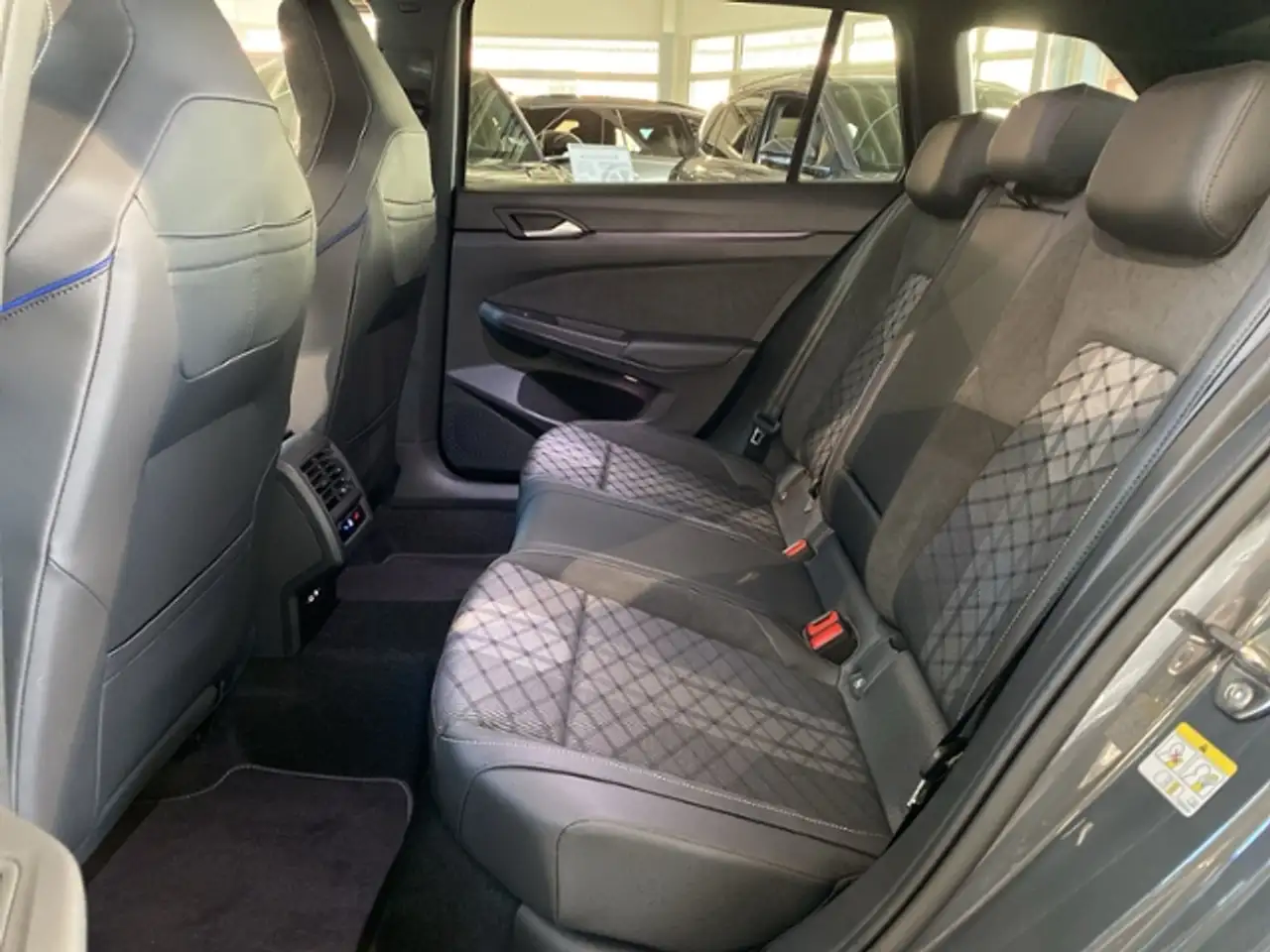 Volkswagen Golf Variant VIII Variant R-Line 1.5 eTSI 110 kW DSG BlackStyl 10