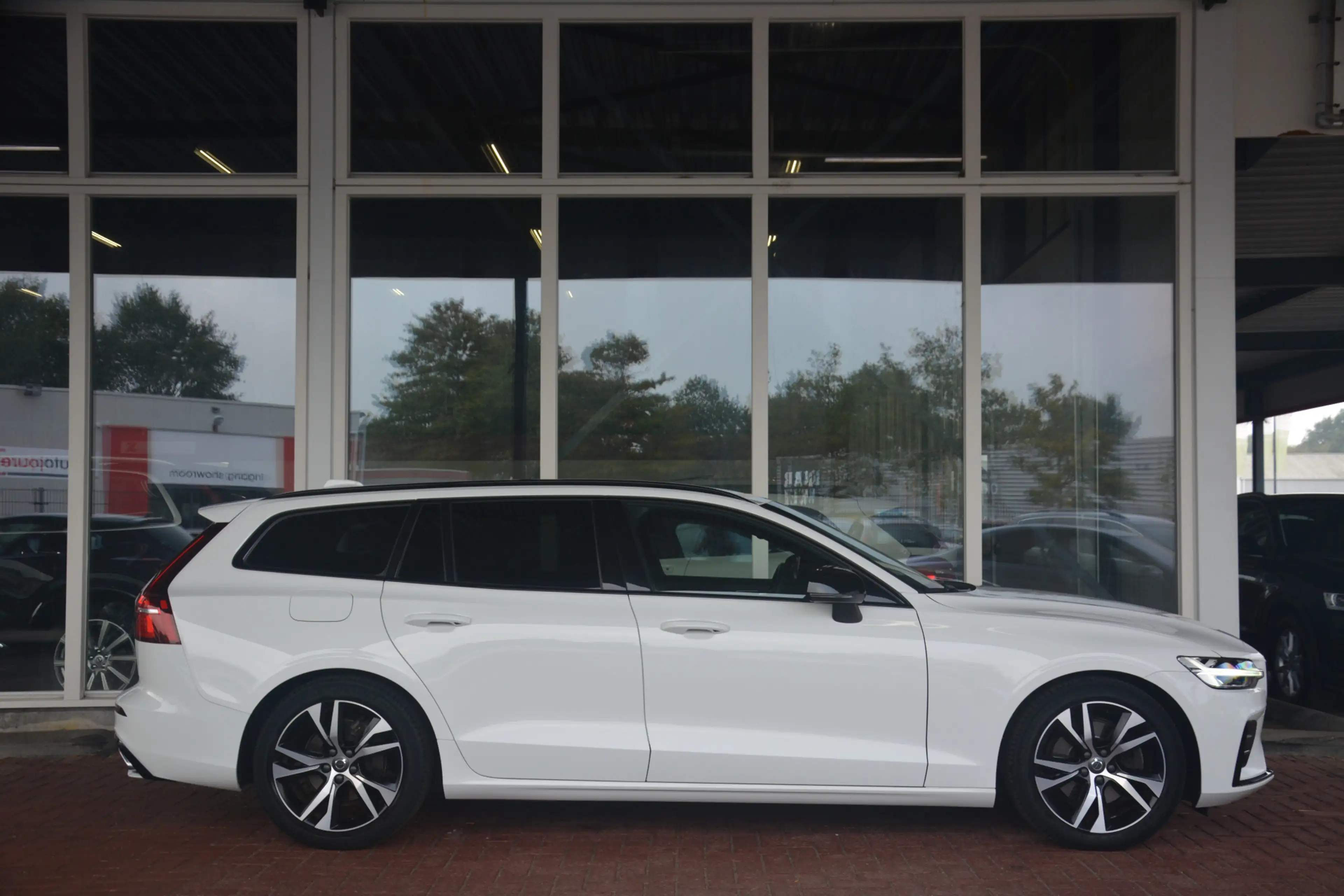 Volvo V60 2.0 B3 R-Design | Navigatie | Sportstoelen | Full — photo 28