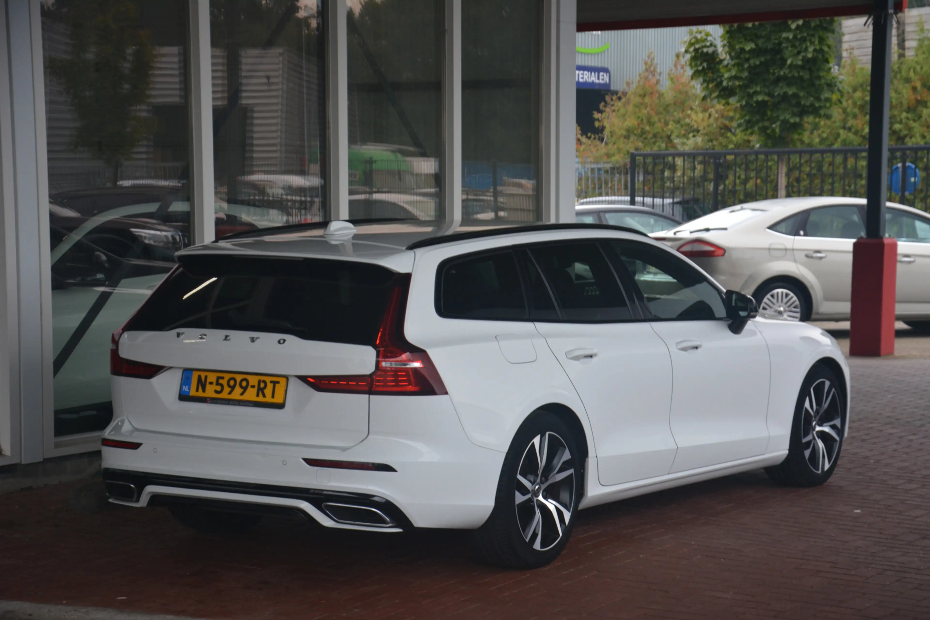 Volvo V60 2.0 B3 R-Design | Navigatie | Sportstoelen | Full — photo 31