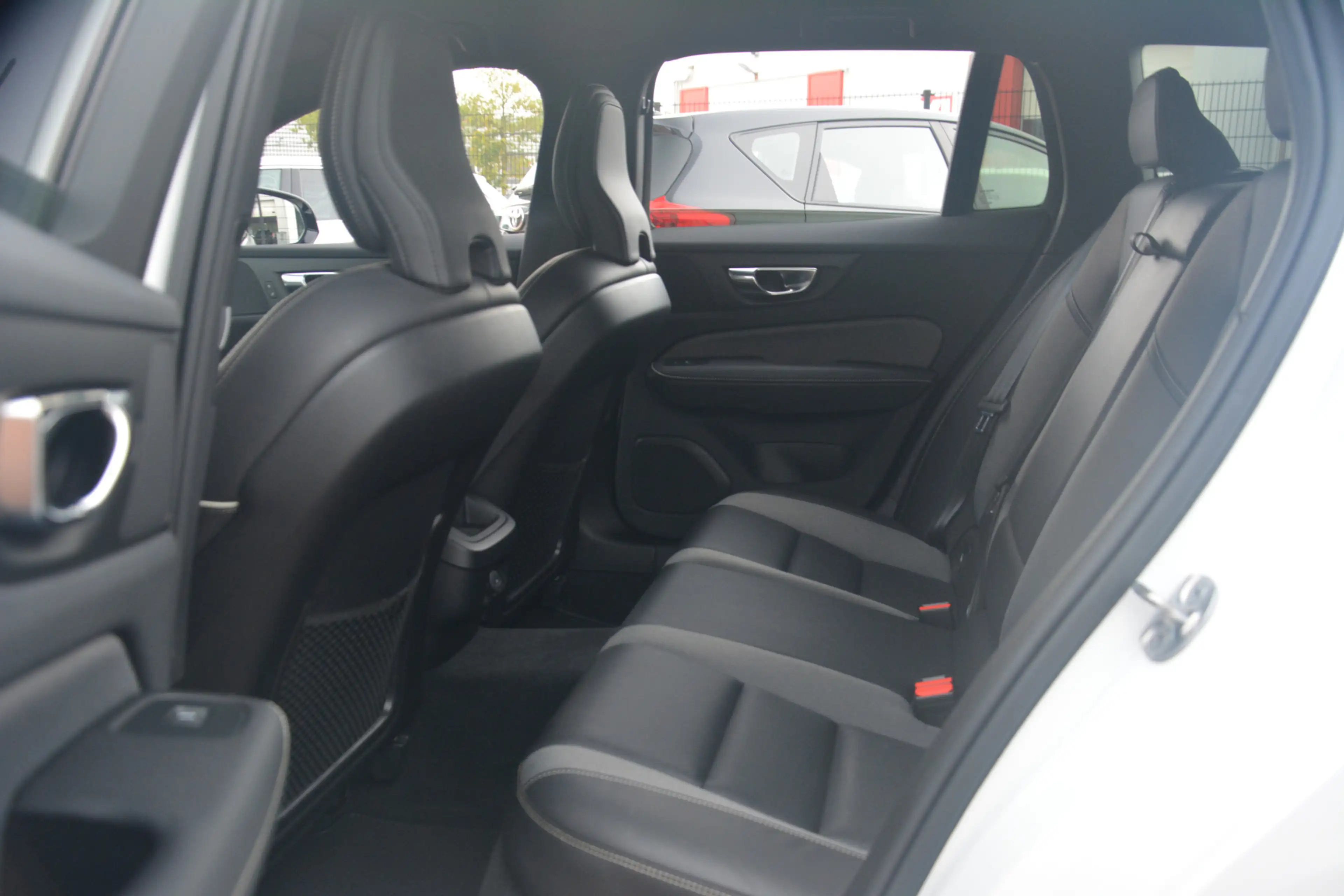 Volvo V60 2.0 B3 R-Design | Navigatie | Sportstoelen | Full — photo 13