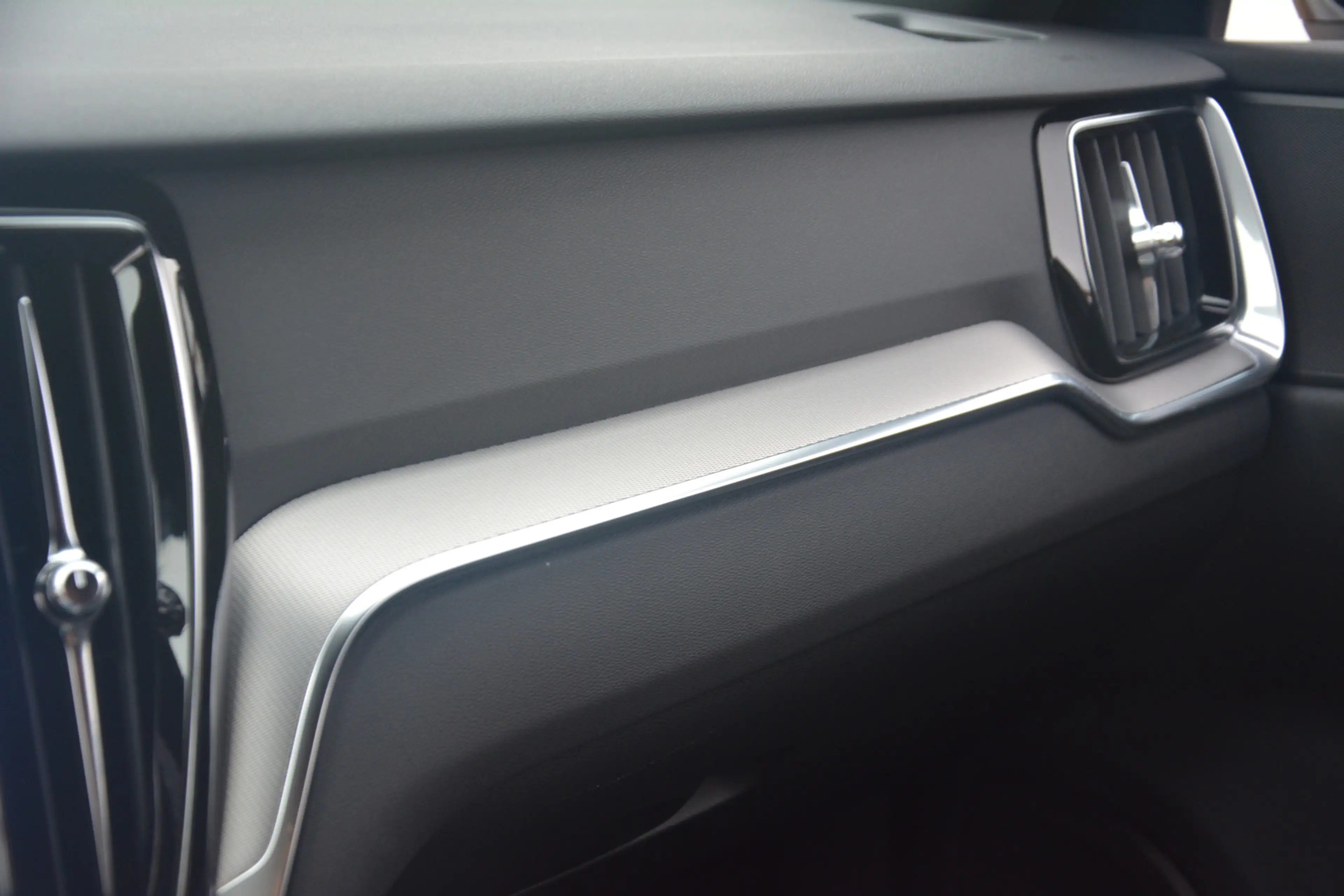 Volvo V60 2.0 B3 R-Design | Navigatie | Sportstoelen | Full — photo 17