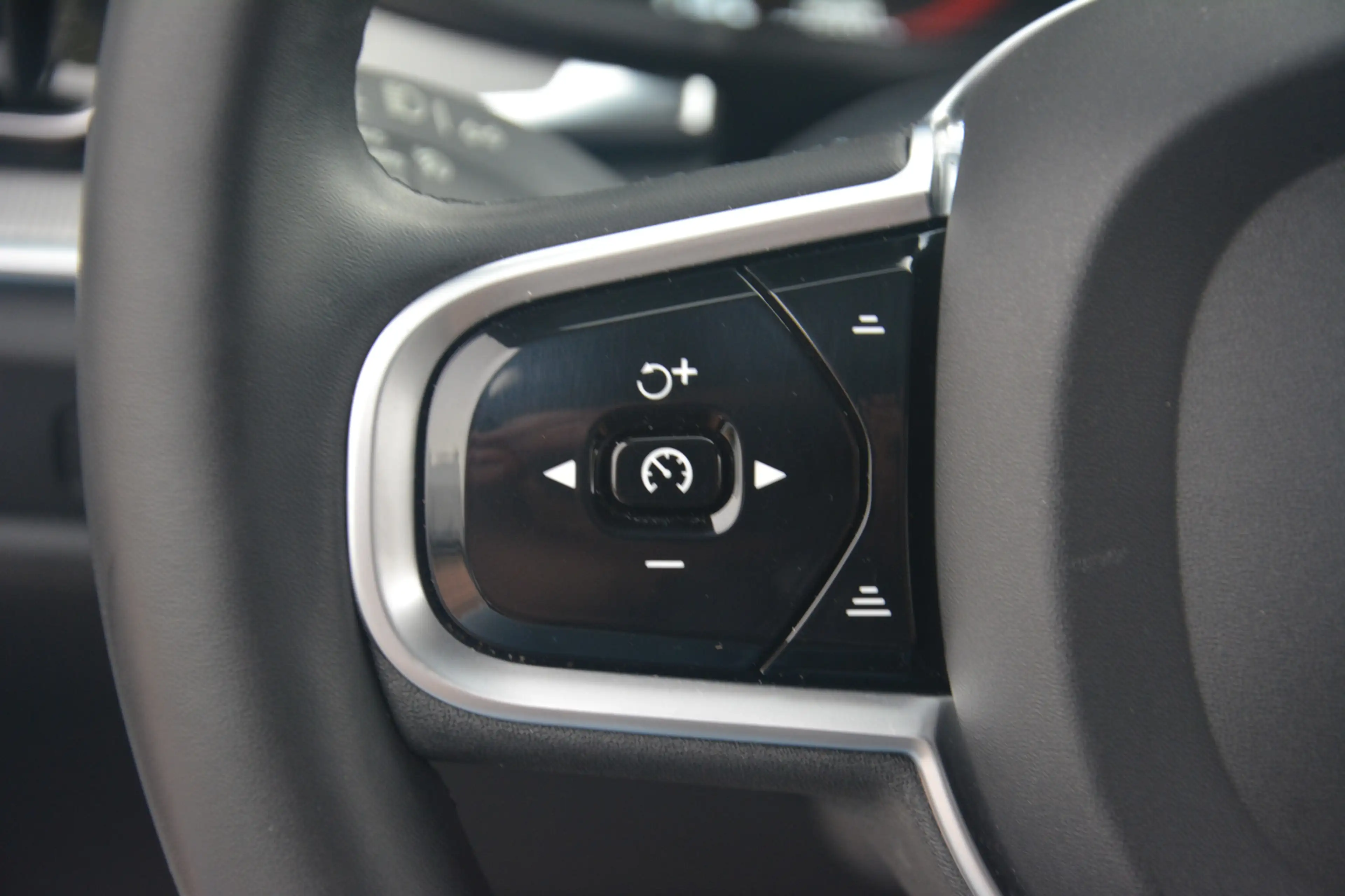 Volvo V60 2.0 B3 R-Design | Navigatie | Sportstoelen | Full — photo 22