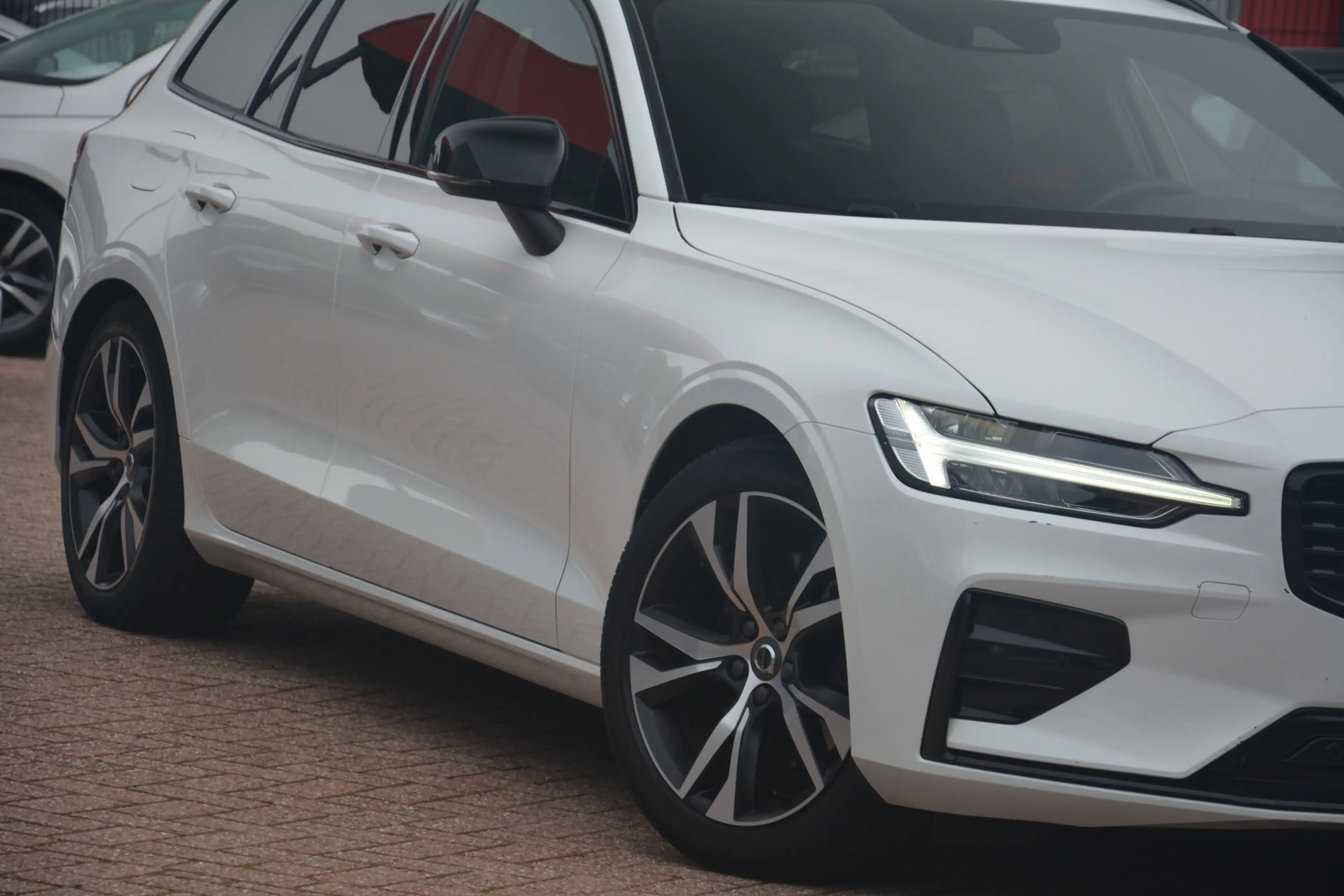 Volvo V60 2.0 B3 R-Design | Navigatie | Sportstoelen | Full — photo 2