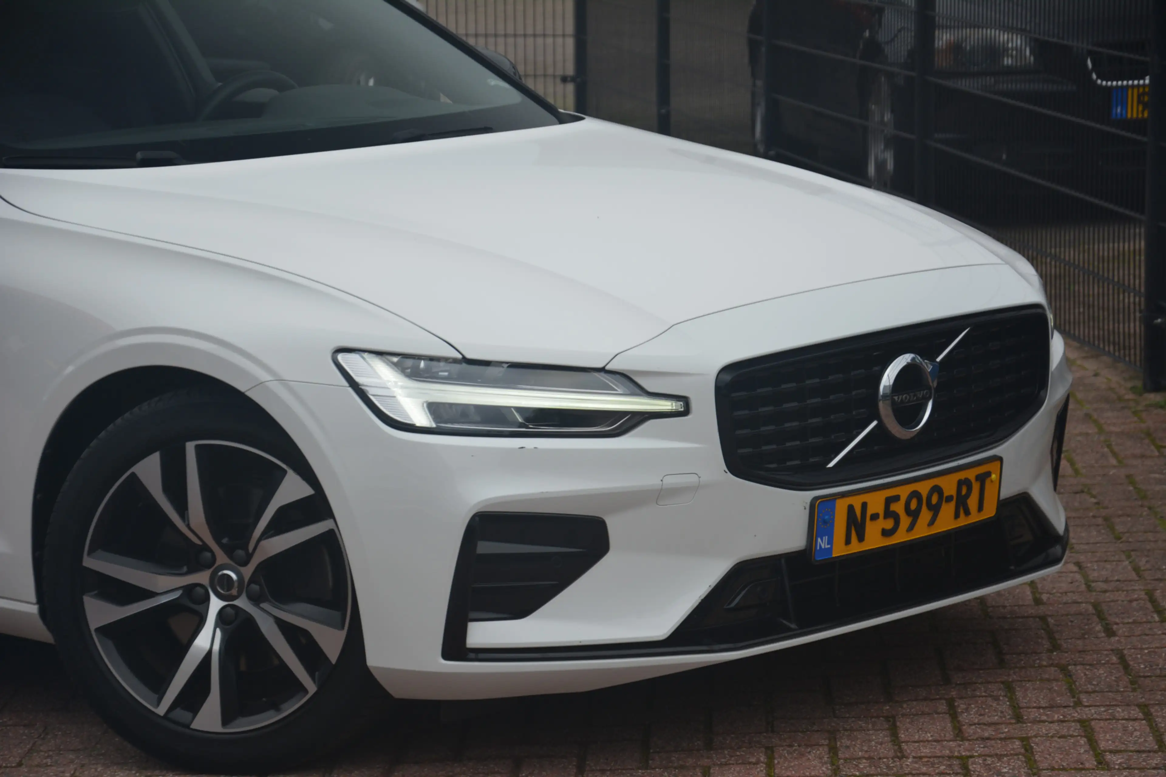 Volvo V60 2.0 B3 R-Design | Navigatie | Sportstoelen | Full — photo 3
