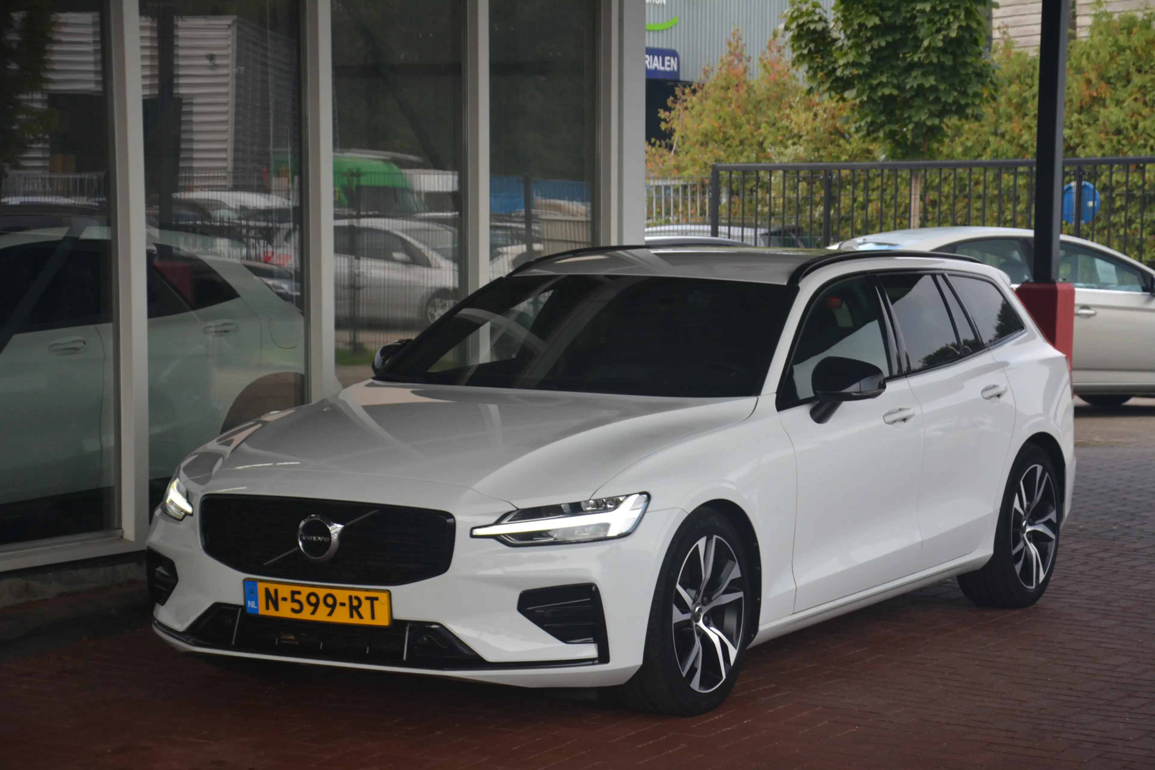 Volvo V60 2.0 B3 R-Design | Navigatie | Sportstoelen | Full — photo 30