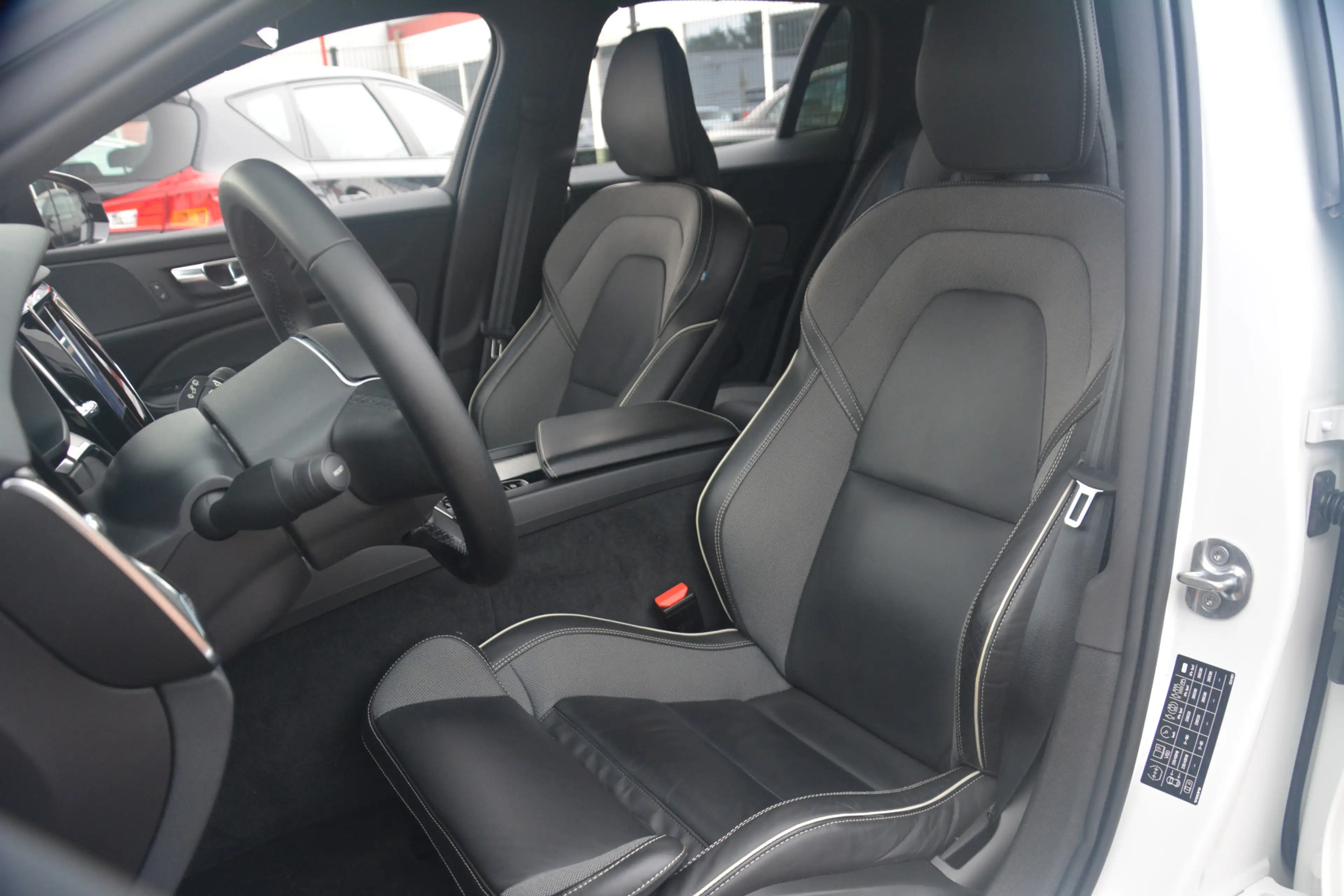 Volvo V60 2.0 B3 R-Design | Navigatie | Sportstoelen | Full — photo 8