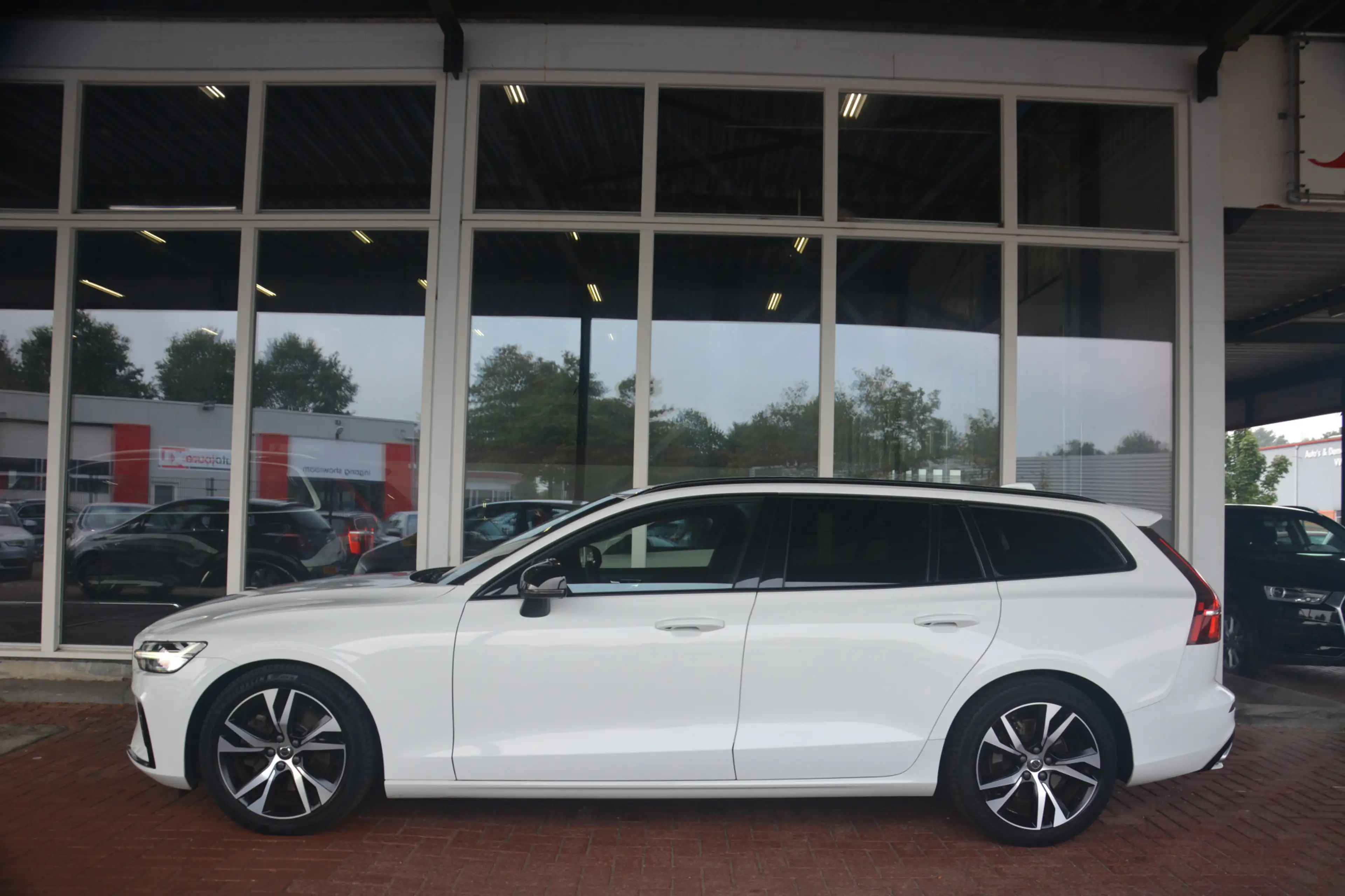 Volvo V60 2.0 B3 R-Design | Navigatie | Sportstoelen | Full — photo 29
