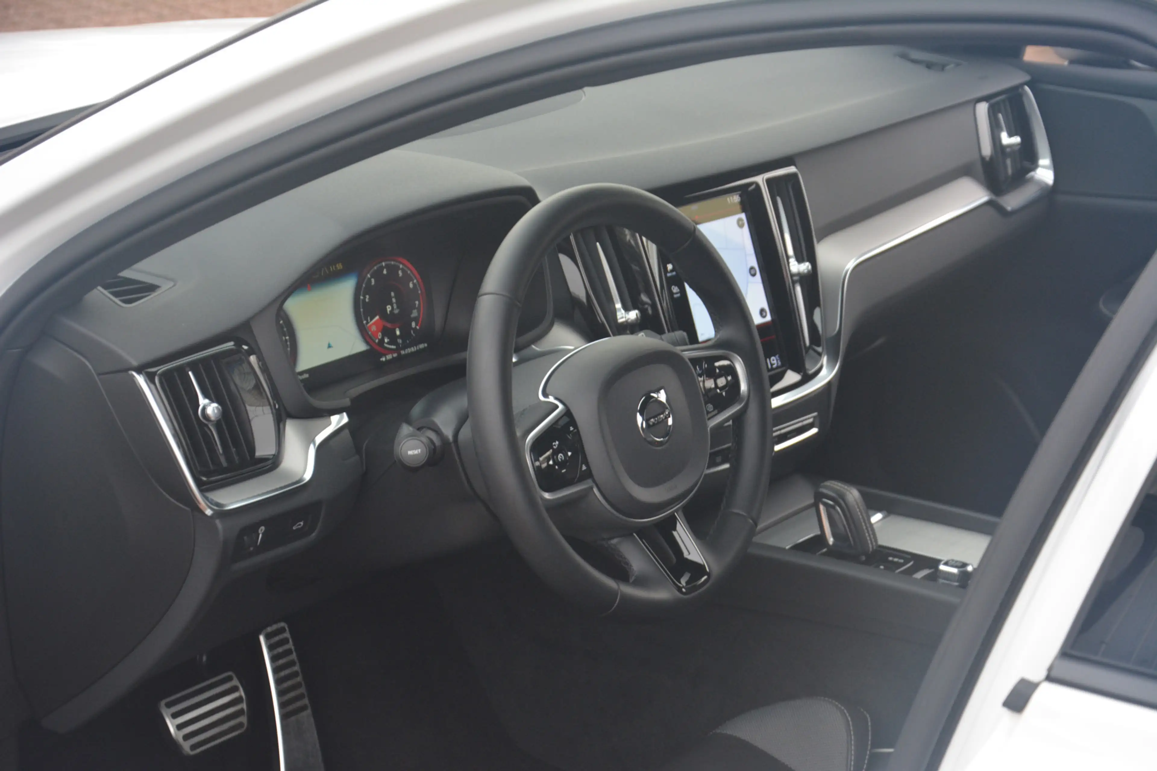 Volvo V60 2.0 B3 R-Design | Navigatie | Sportstoelen | Full — photo 9