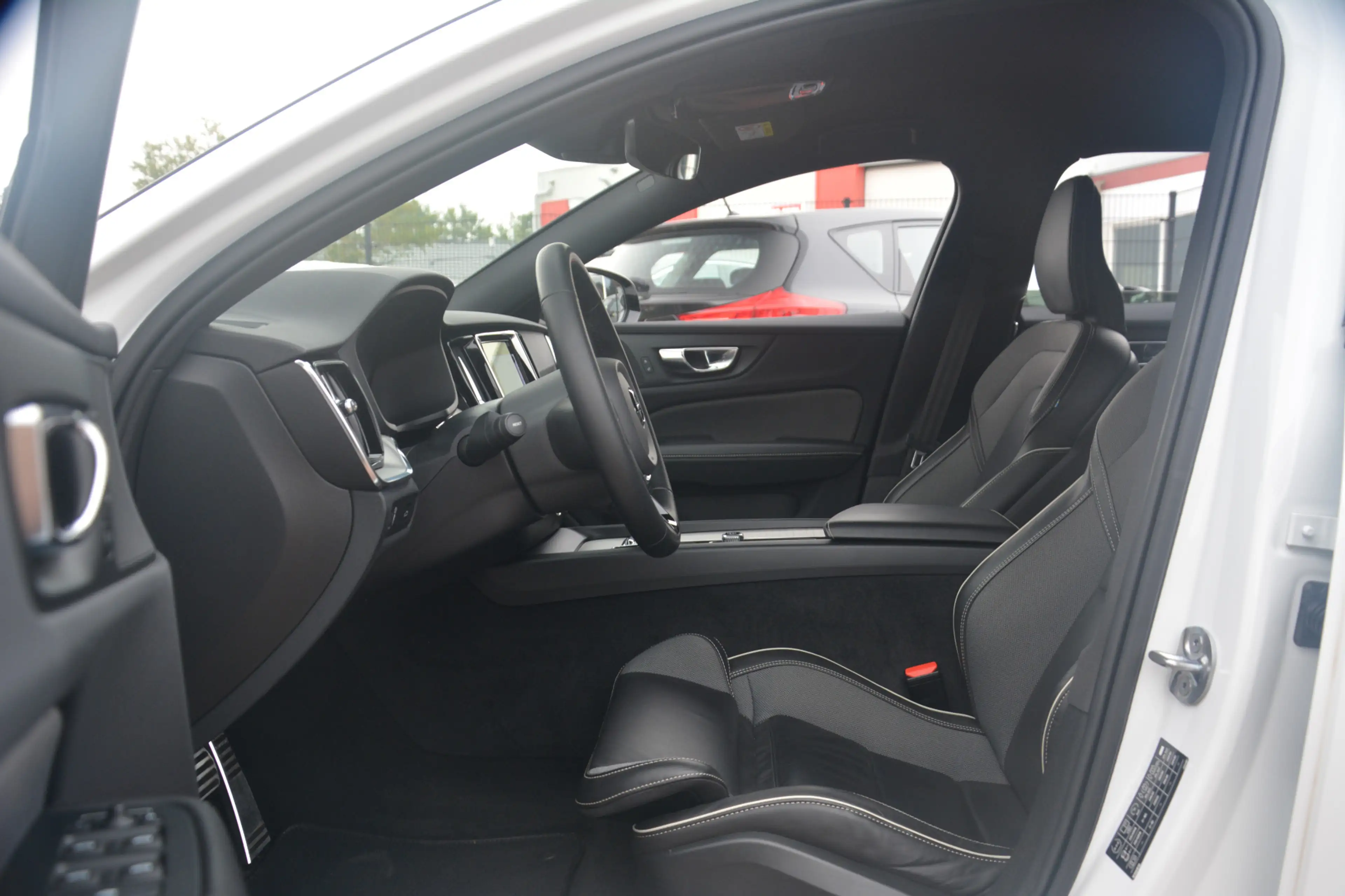 Volvo V60 2.0 B3 R-Design | Navigatie | Sportstoelen | Full — photo 7