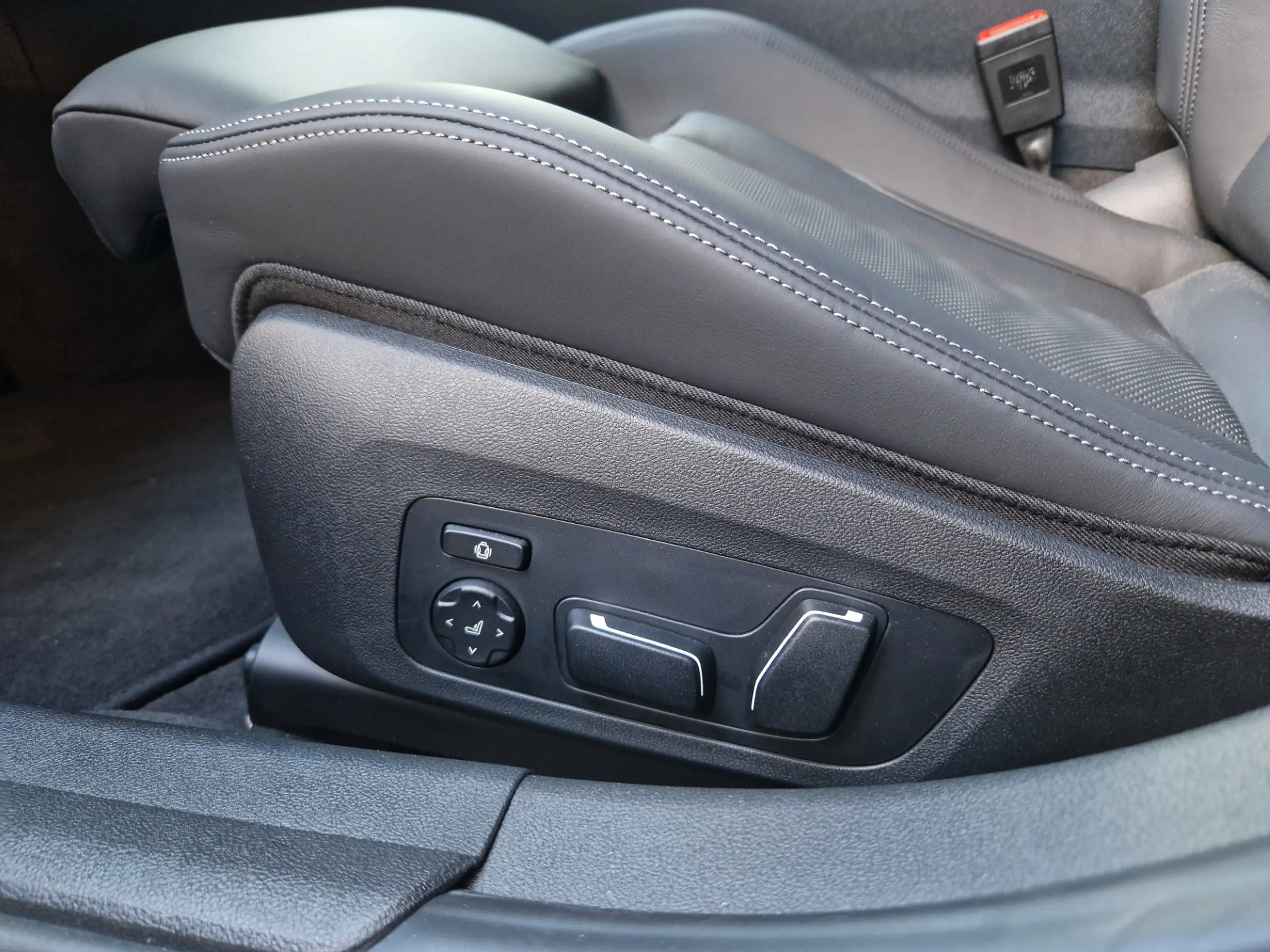 BMW M3 Competition M xDrive — photo 14