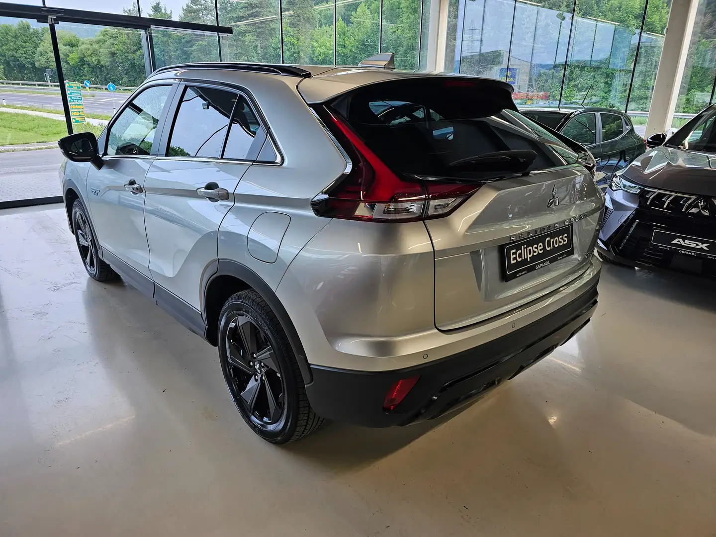 Mitsubishi Eclipse Cross 2,4 PHEV 4WD 45 Jahre Edition CVT Aut. Zilver - 2