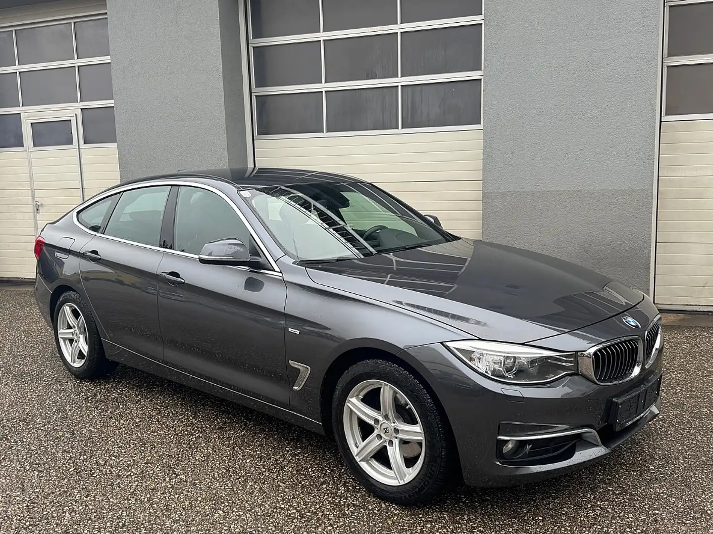 BMW 320 d xDrive Gran Turismo Luxury Aut. Grau - 2