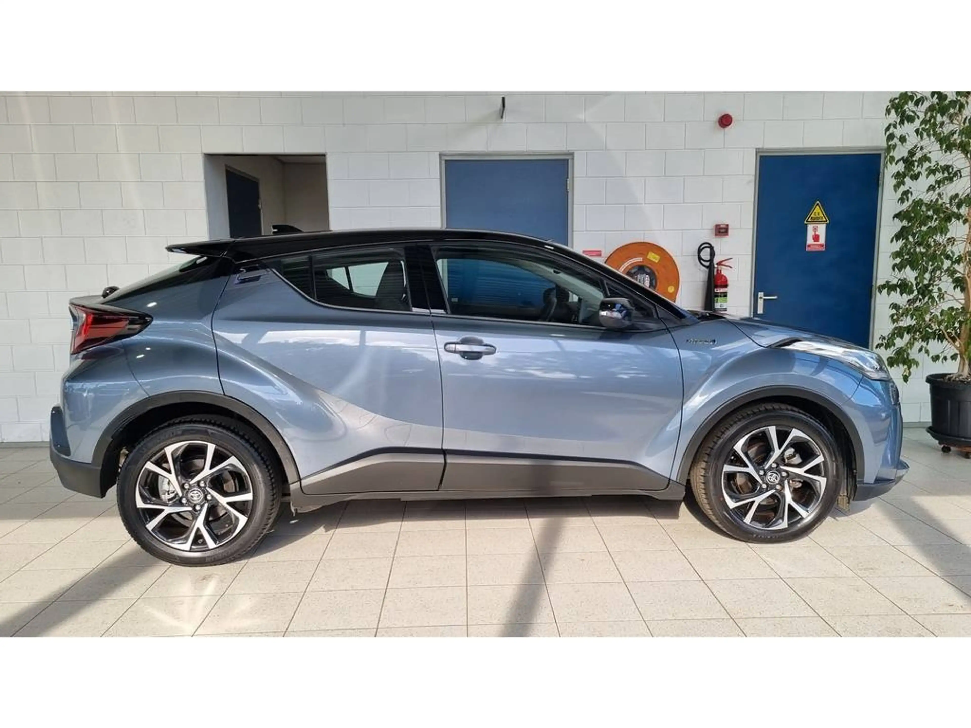 Toyota C-HR 1.8 Dynamic | Parksens V+A | Climat | LED | Camera — photo 2