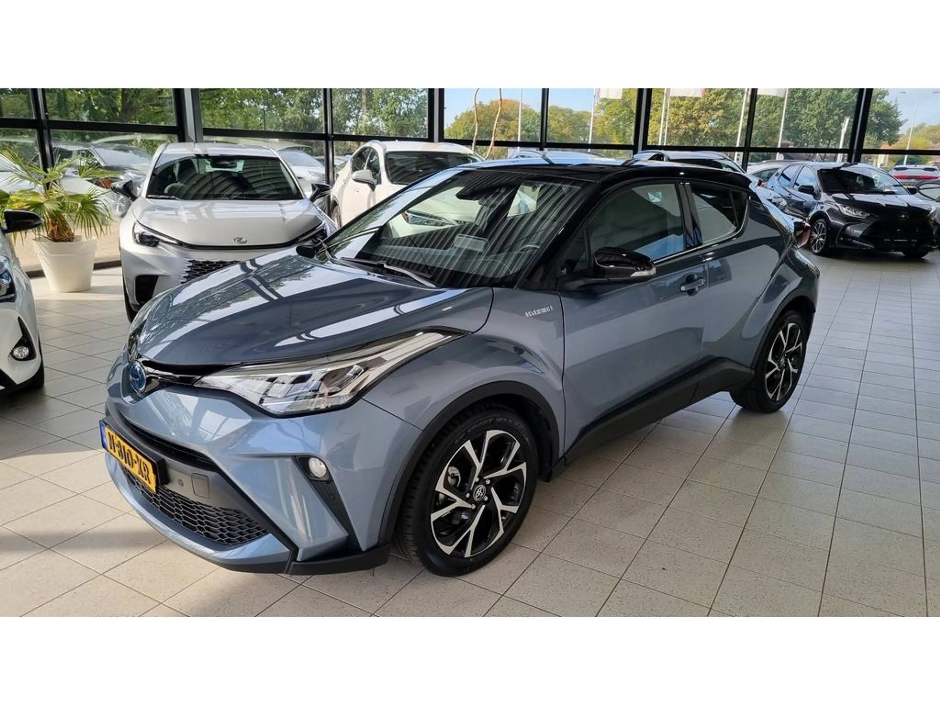 Toyota C-HR 1.8 Dynamic | Parksens V+A | Climat | LED | Camera — photo 4
