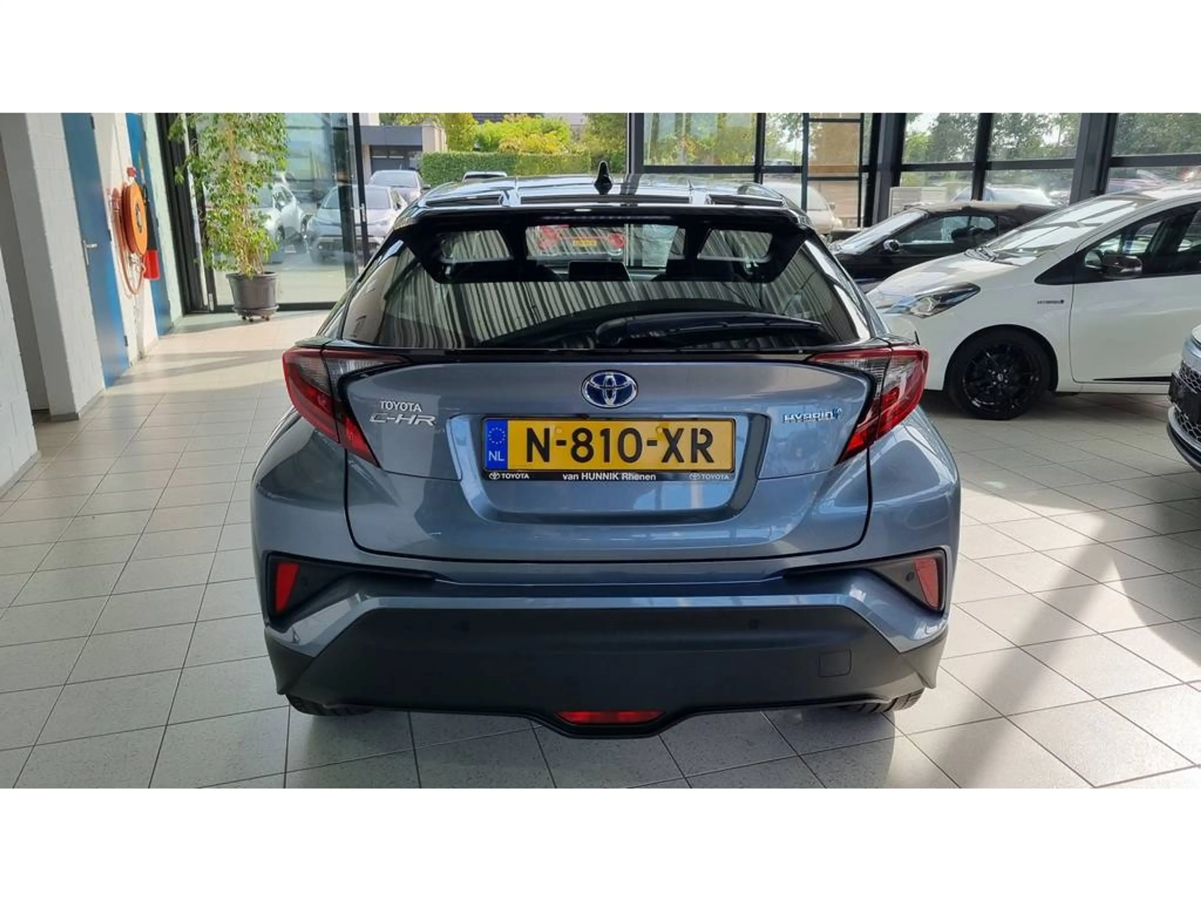 Toyota C-HR 1.8 Dynamic | Parksens V+A | Climat | LED | Camera — photo 3