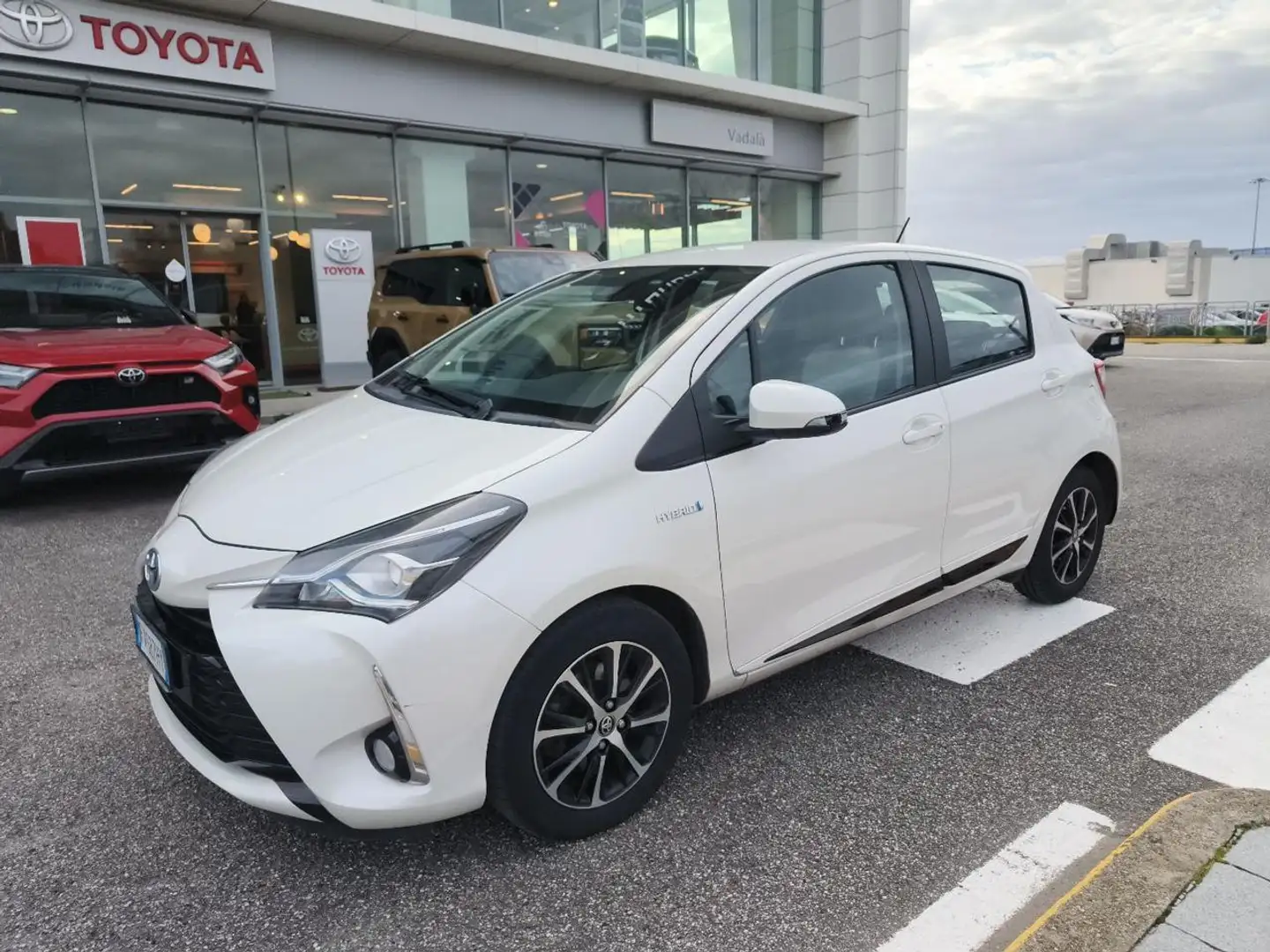 Toyota Yaris 1.5 Hybrid 5 porte Active Bianco - 1