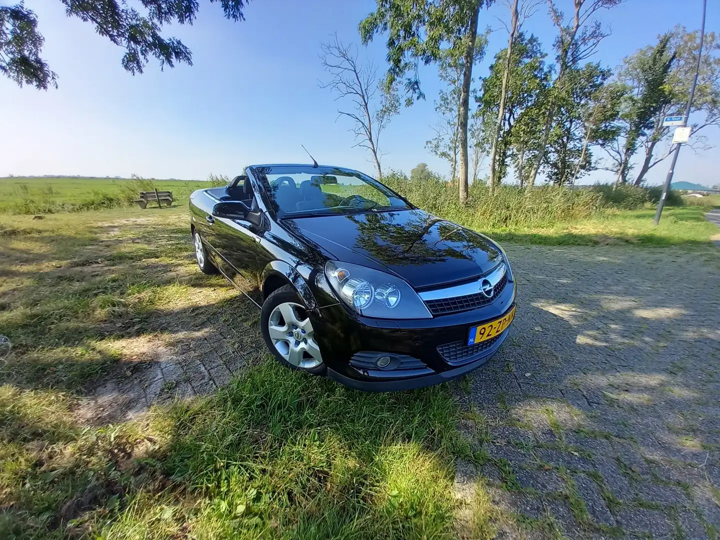 Opel Astra Astra 1.6 Enjoy Zwart - 1