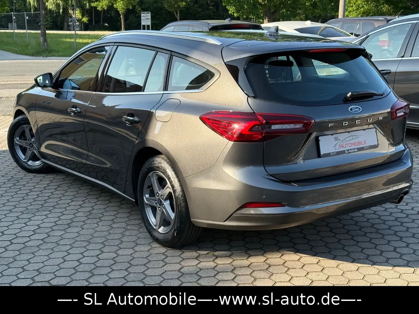 Ford Focus Turnier 1,5 EB Aut. Titanium Style Navi LE Grijs - 2