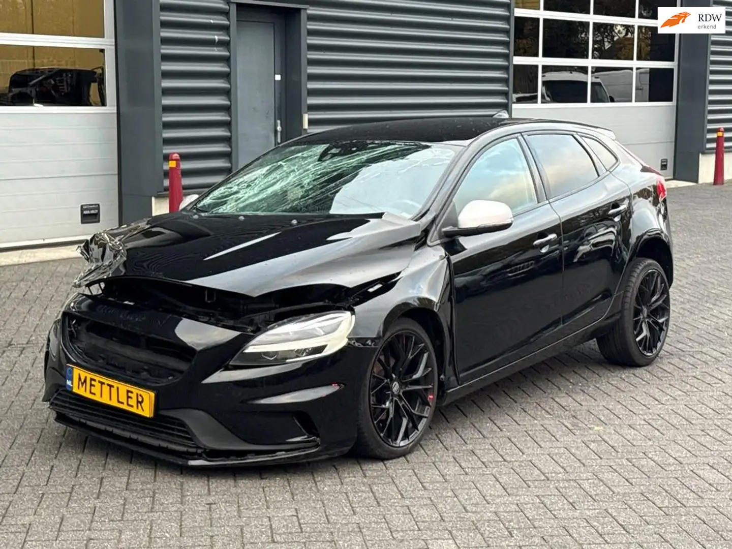 Volvo V40 2.0 D2 R-Design, navigatie, airco Zwart - 1
