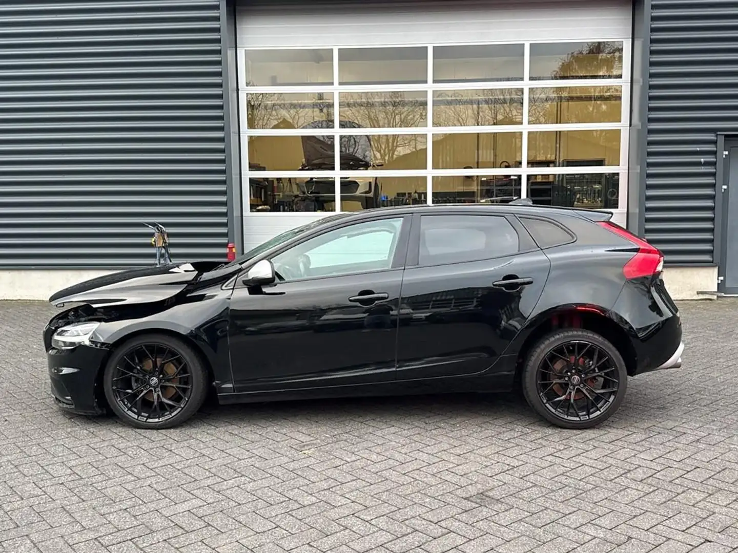 Volvo V40 2.0 D2 R-Design, navigatie, airco Zwart - 2