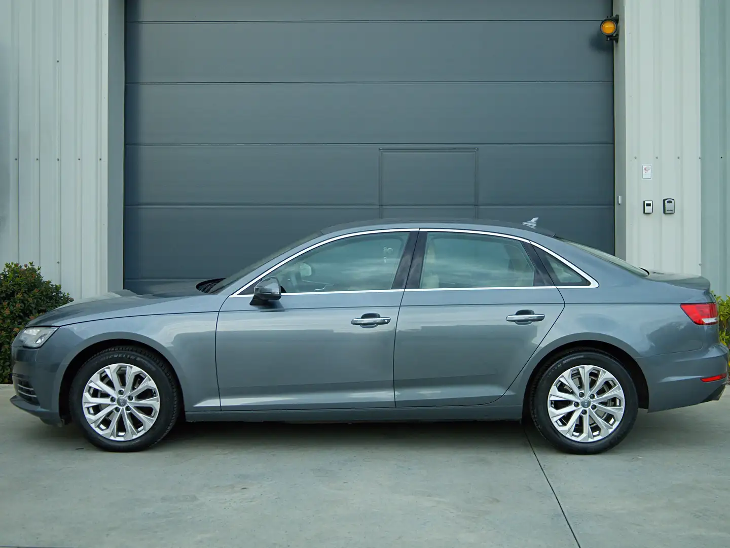 Audi A4 2.0 TFSI - LEDER- 12M GARANTIE- Automaat Grijs - 2