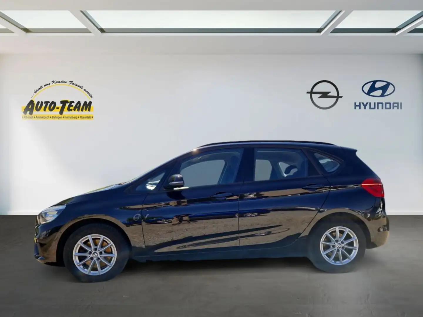 BMW 220 220i Active Tourer Aut. Advantage Černá - 2