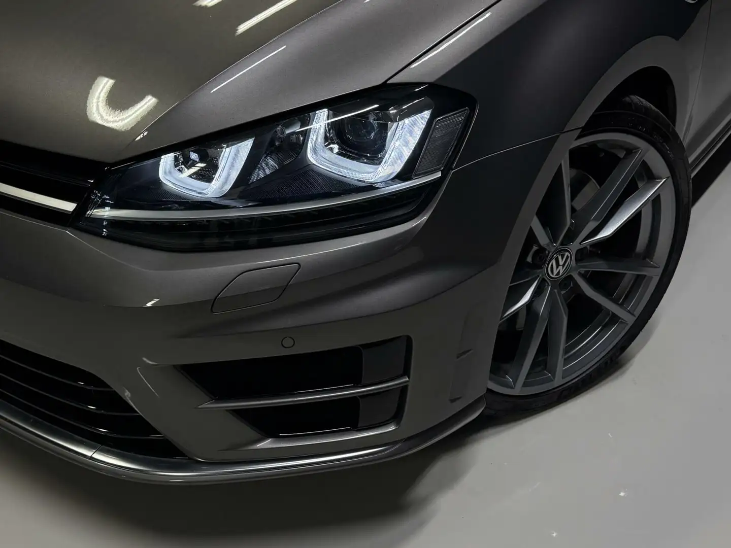 Volkswagen Golf 2.0 TSI R 4Motion | Pano | NL | DSG Grijs - 2