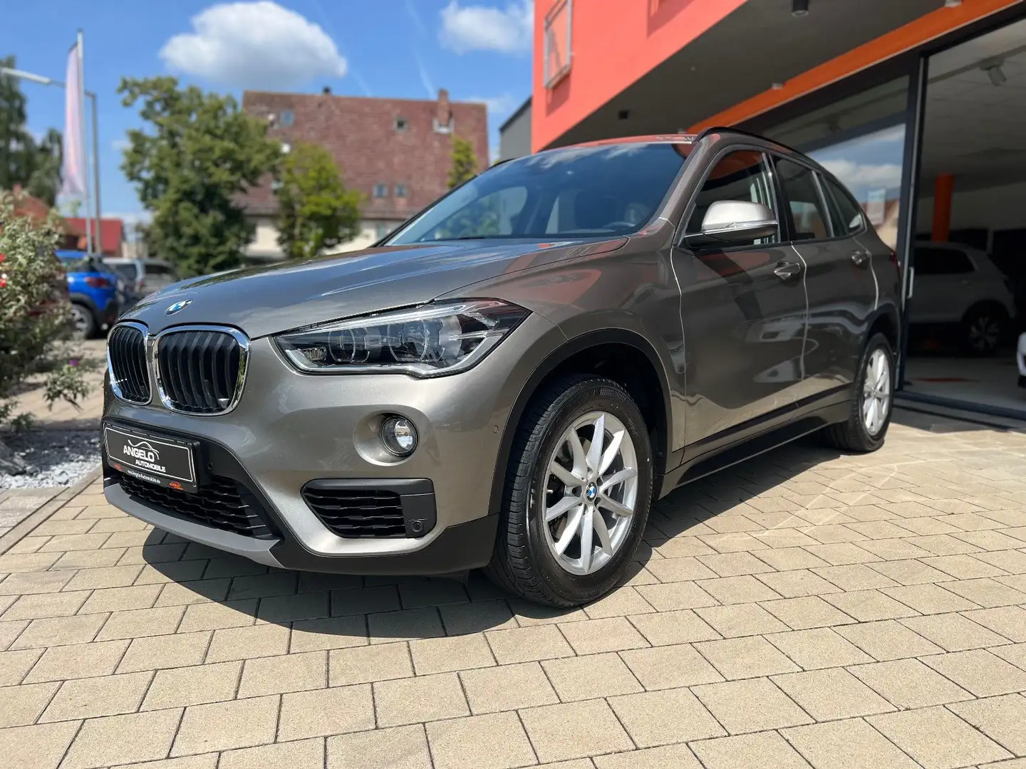 BMW X1 sDrive 18 d Advantage*Navi*Kamera*LED*PDC* Silber - 1