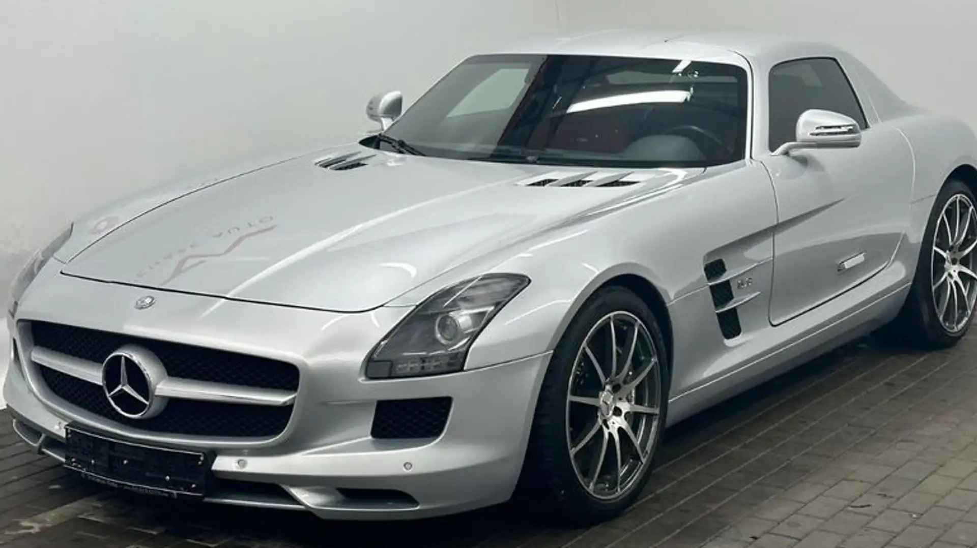 Mercedes-Benz SLS Stříbrná - 2